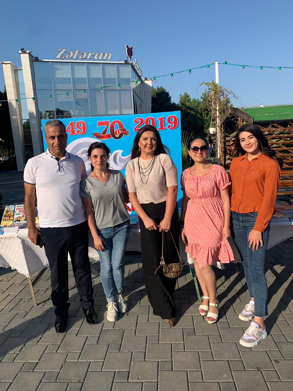 Nazilə şeir deyərək kitabını icra başçısına hədiyyə etdi (Video)